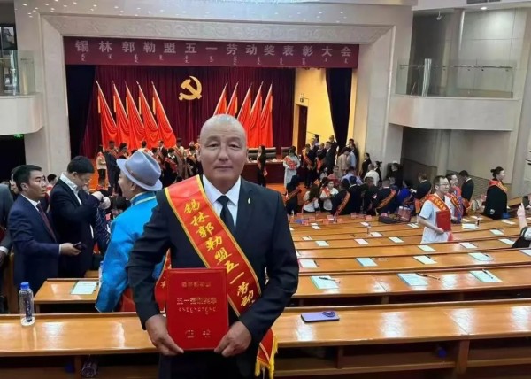草原上的“环境卫士”——玉诚环境乔银树喜获盟级五一劳动奖章